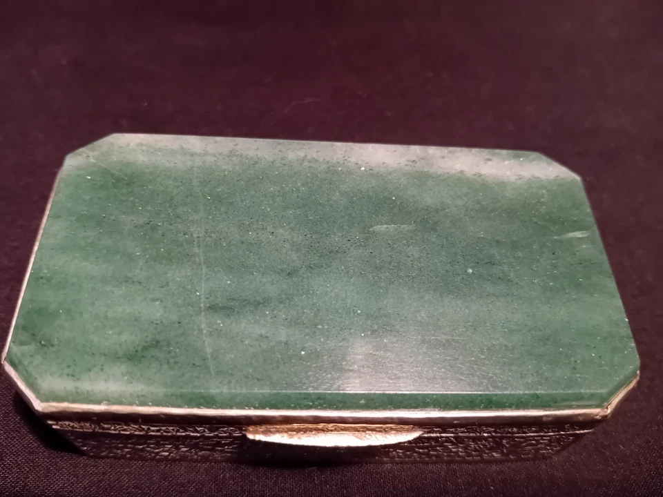 Antiga caixa de bugigangas de jade siberiana e prata maciça. - Imagem 2 de 4