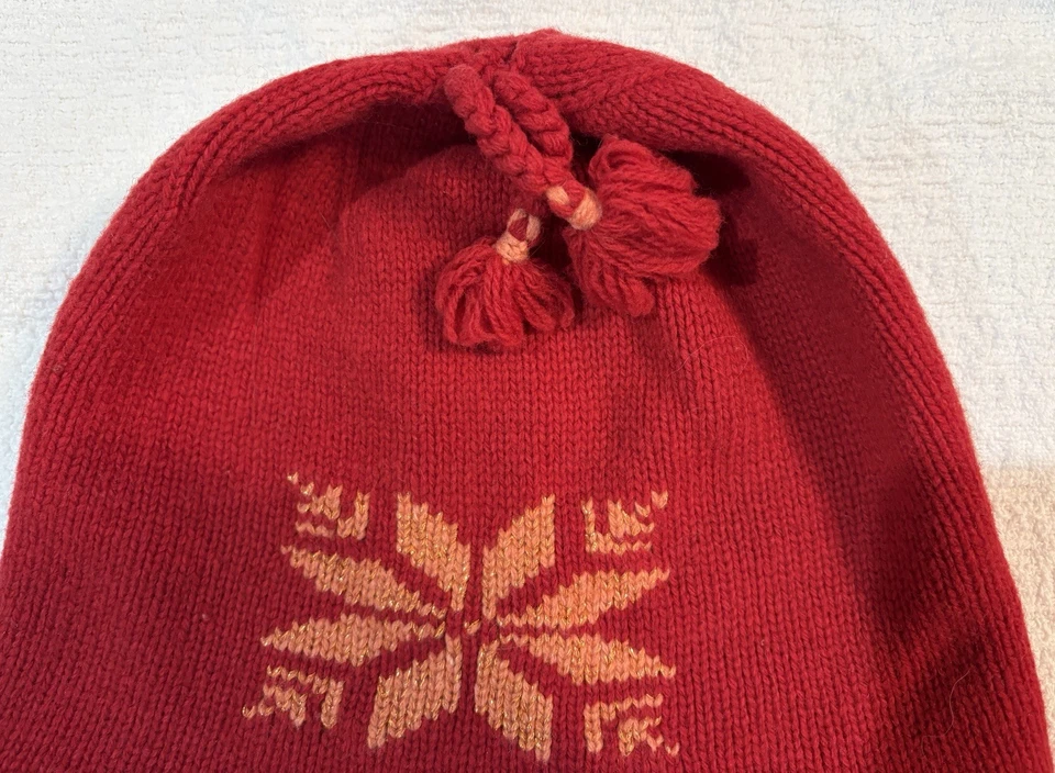 Gorro de lana de cordero vintage con borlas trenzadas rojas con patrón de copo de nieve de Abercrombie juvenil Foto 2 de 4