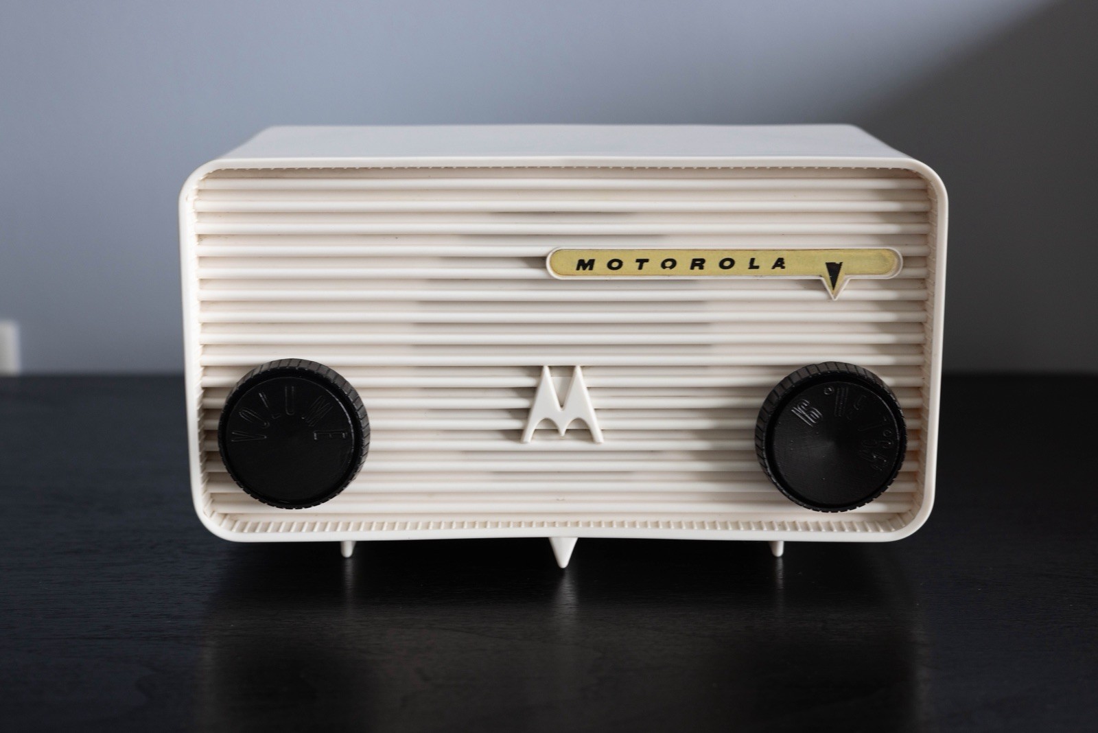 WORKING Vintage MOTOROLA Vacuum Tube Radio - White Jetsons 1957 57A - Very Clean