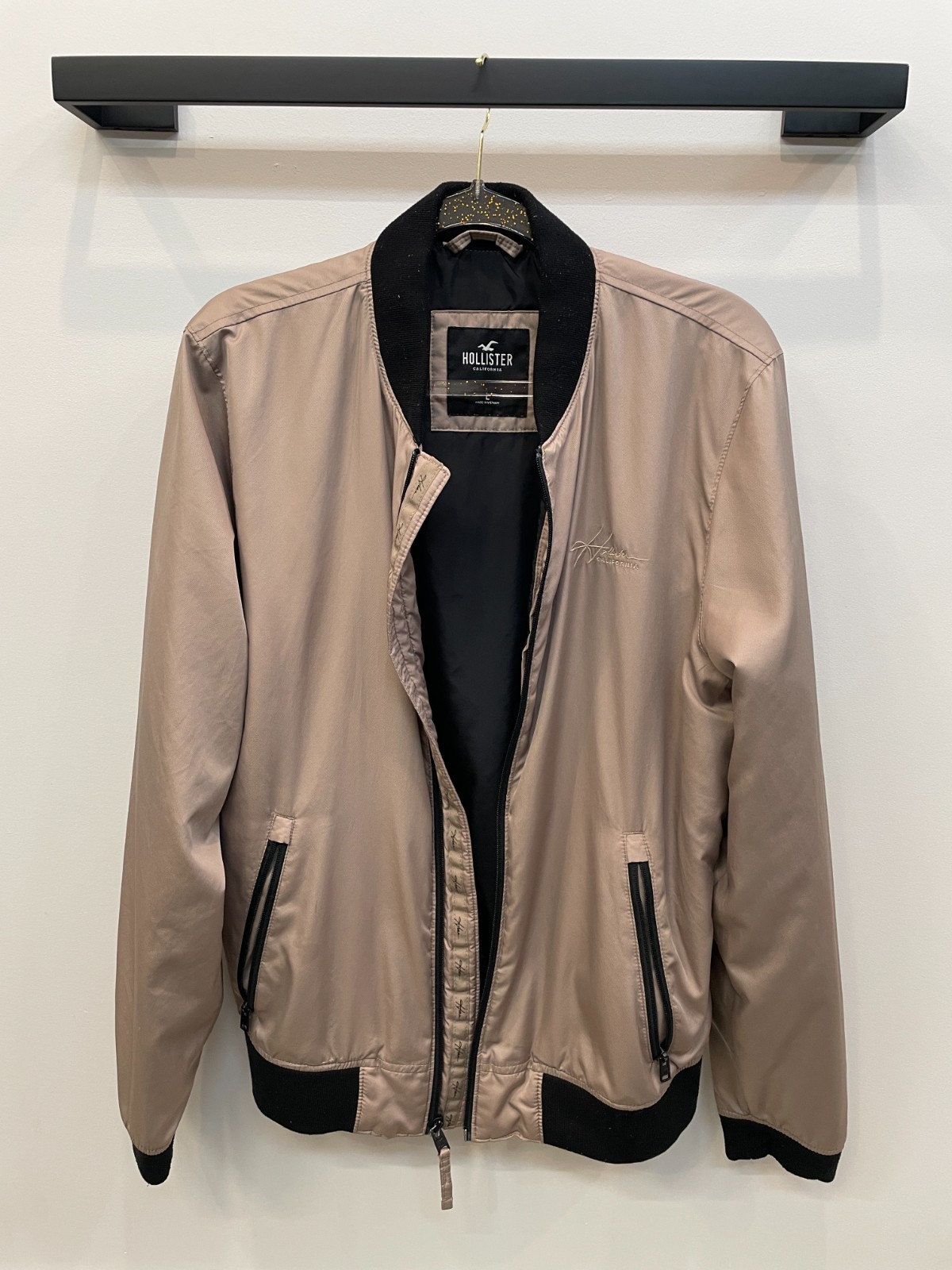 Hollister Bomber Jacket Men L Beige Tan Black Lightweight Embroidered Zip Pocket