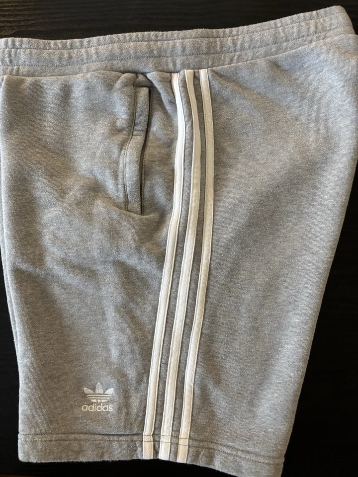 Pantalones Cortos Para Hombre Adidas Original 3 Rayas Trifolio Gris 10 pulgadas Foto 2 de 3