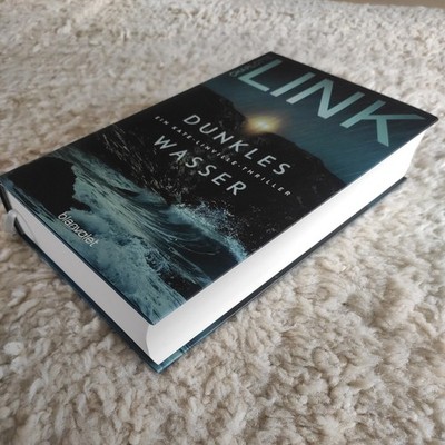Sehr guter Zustand : Dunkles Wasser- Ein Kate-Linville-Thriller- Charlotte Link