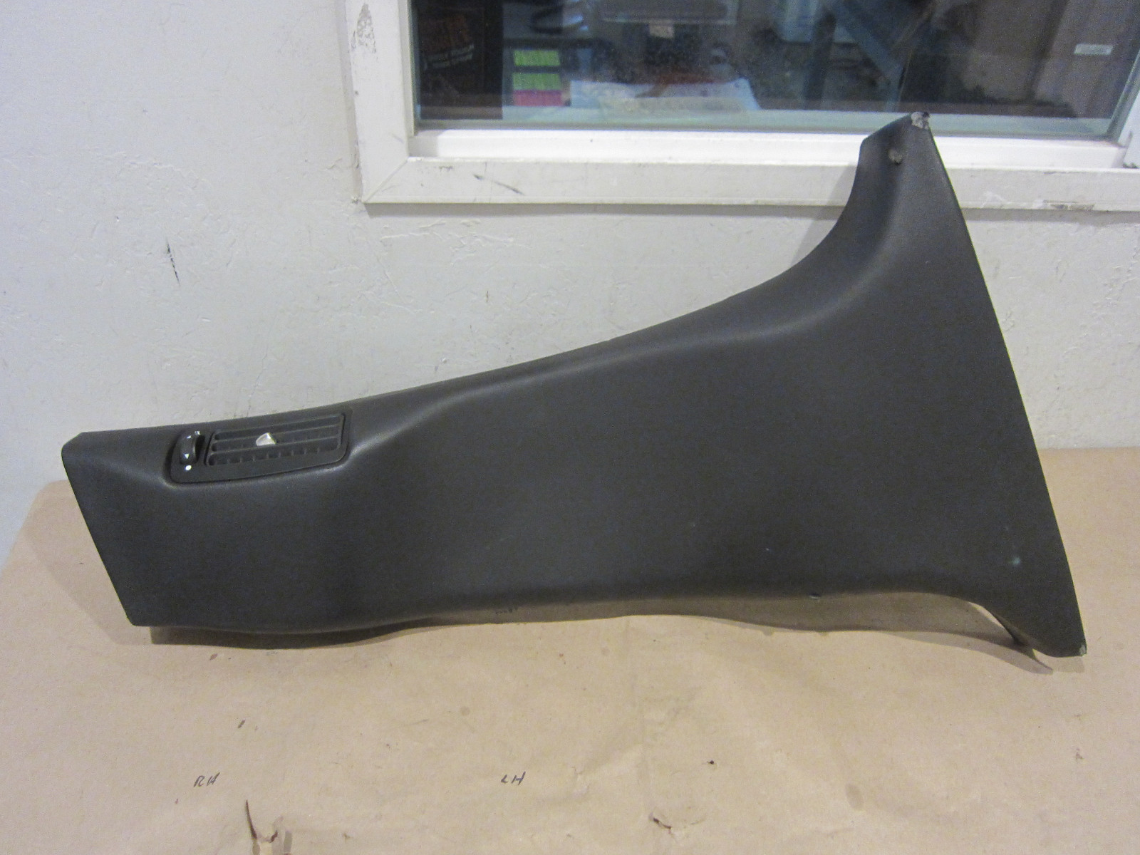 Maserati Quattroporte - RH Lower B-Pillar Cover Trim - Black - P/N 67201700