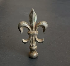 DS-262 Vintage Small Cast Iron Fleur-de-lis Finial Lamp Flag Staff Drapery Rod
