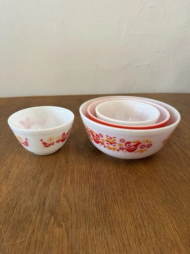 Set of Pyrex bowls with friendship pattern
