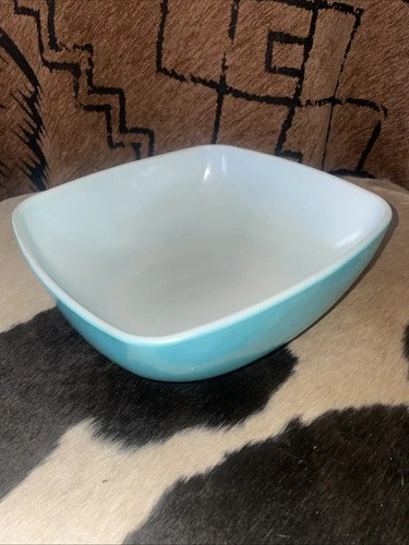 Vintage Turquoise 024 2 1/2 Quart Pyrex Dish.