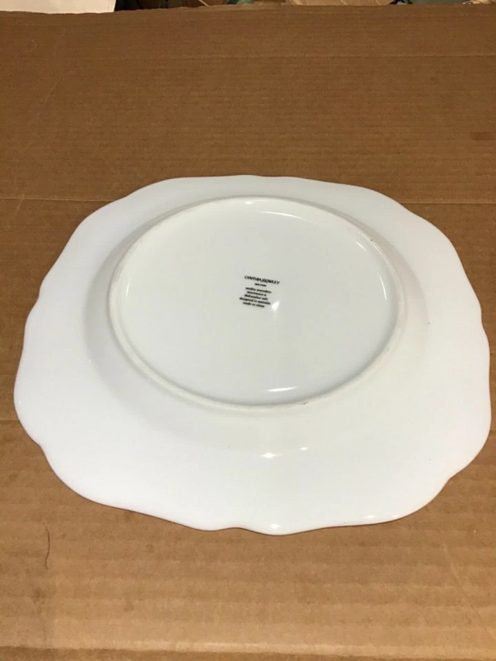 Cynthia Rowley New York China 9.25” White Dinner Plate In Excellent Condition - Image 2 of 4