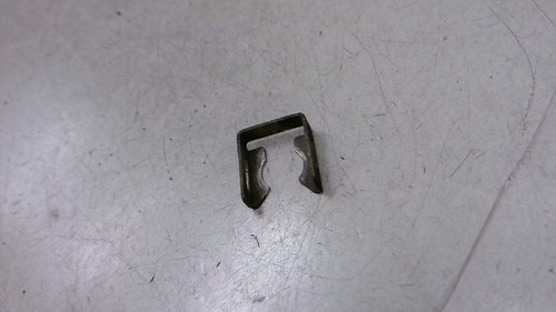 1X Halterung Halter Einspritzventil VW Passat Variant 2.0 5V Bj 2003 3BG/3BL/3BS