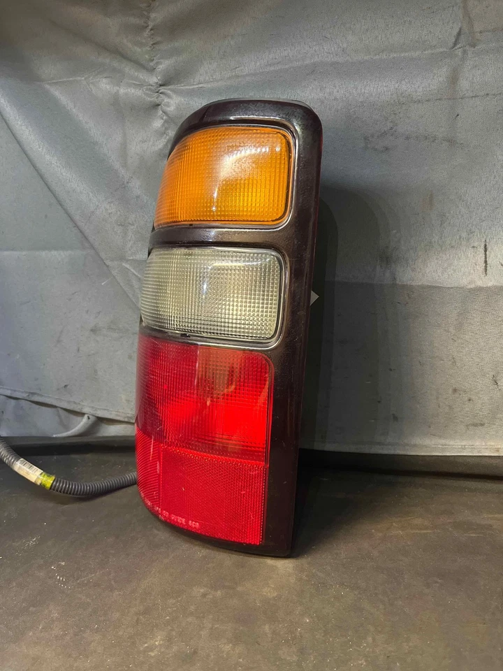 Fits 2004-2006 Chevrolet Tahoe Left Taillight Assembly OEM:15832091 Foto 2 de 4