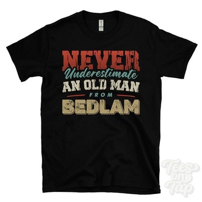 T-SHIRT UNTERSCHÄTZE NIEMALS EINEN ALTEN MANN AUS BEDLAM Weihnachtsgeschenk North Yorkshire
