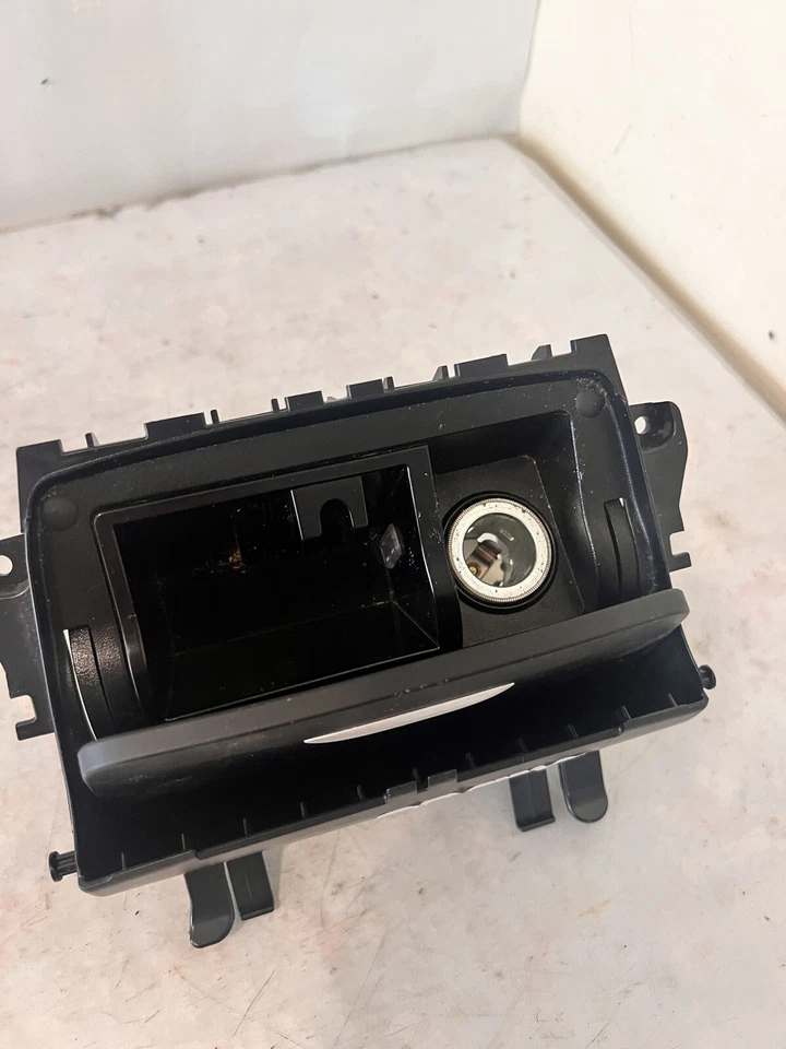 Mercedes-Benz GLA250 2015 consola central cenicero carcasa caja de almacenamiento OEM Foto 2 de 4