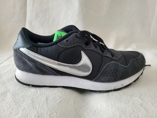 Nike MD Valiant (GS) basse nere cromate grigio scuro taglia 5 5 anni (bambini) usate