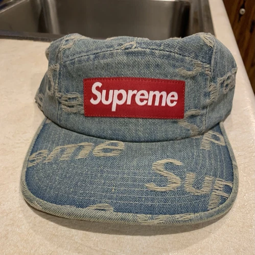 Casquette de camp 5 panneaux bleu Supreme SS21 logos effilochés denim