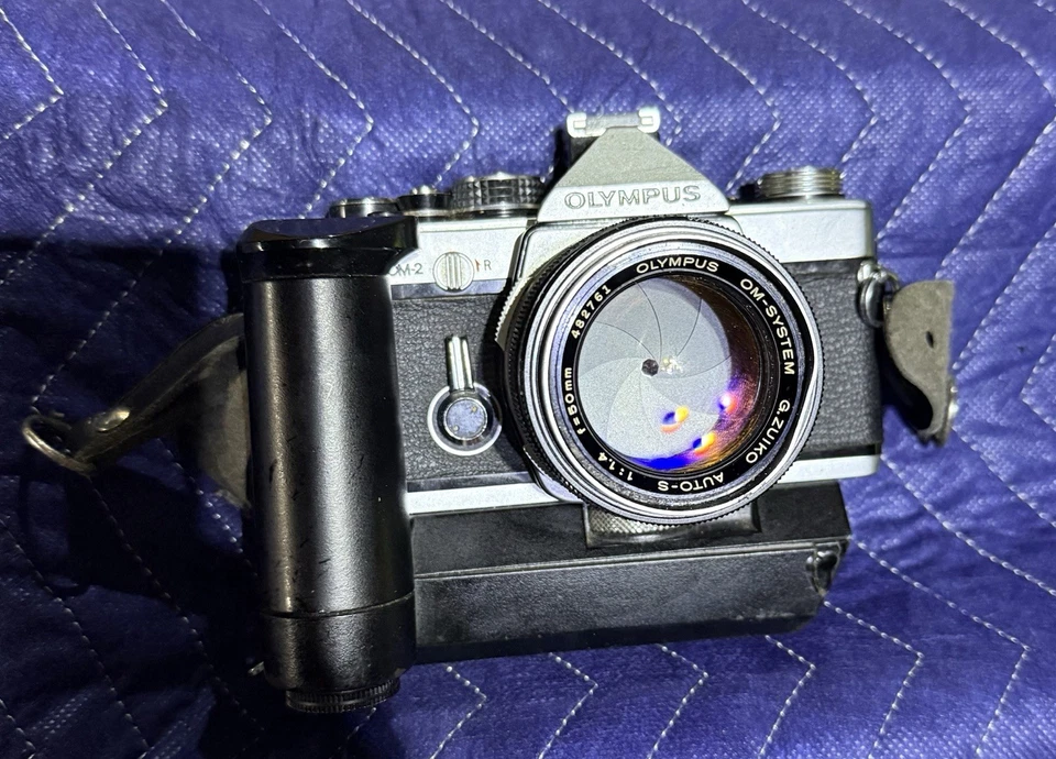 Cámara fotográfica Olympus OM-2 35 mm y varios accesorios Foto 4 de 4