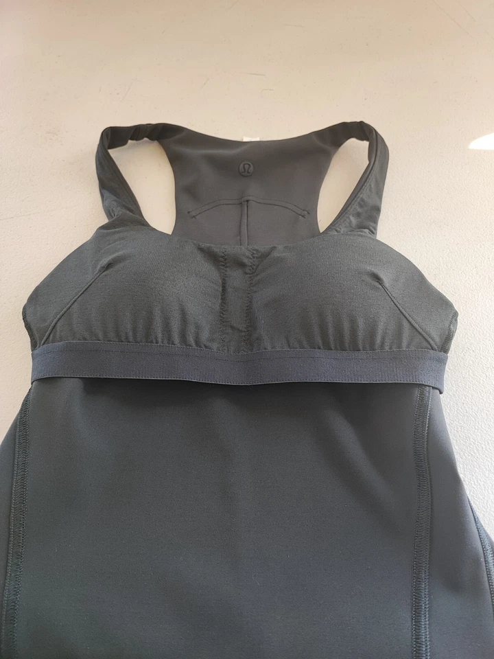 Camiseta sin mangas Lululemon para mujer con sujetador Still Build in negra talla 4 Foto 3 de 4