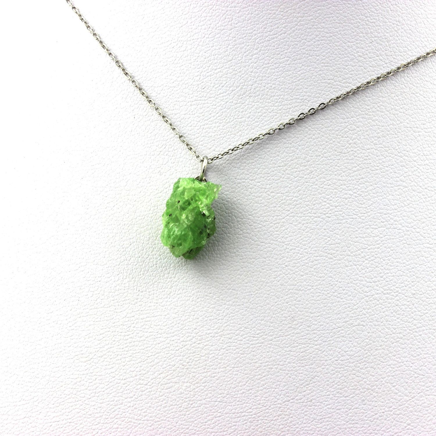 Pendentif grenat tsavorite brut 9.28 ct, collier de prestige en pierre de Manyara