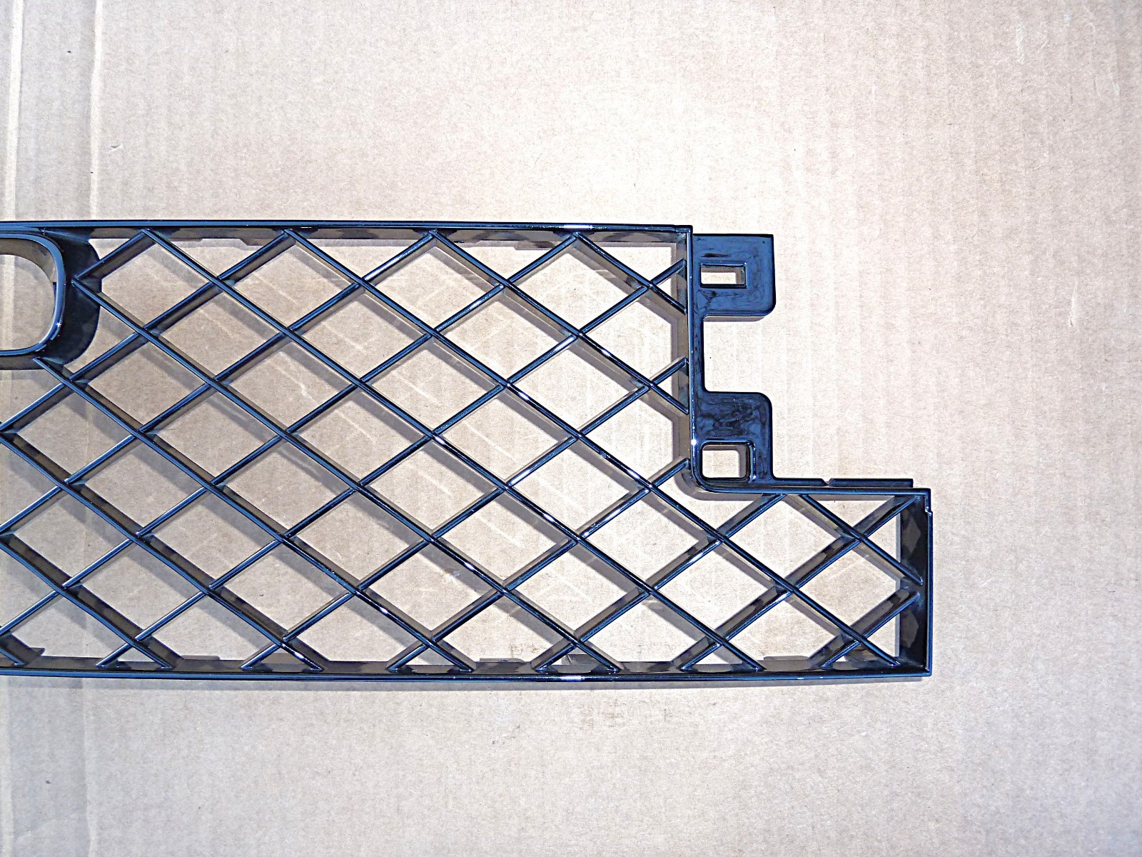 BENTLEY BENTAYGA 2024-2026 DRIVER FRONT BUMPER LEFT AIR GUIDE GRILLE BLACK OEM