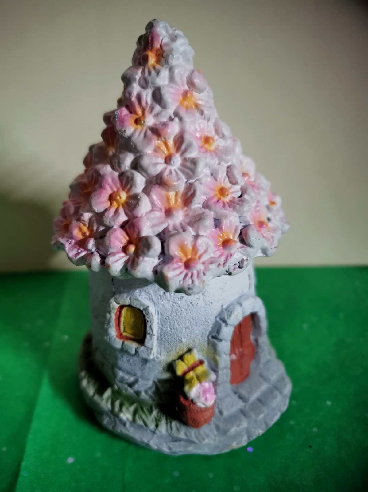 Fairy Garden Stone & Pink Flowers House Resin Figurine 4.5" w/ 2 Accessories 