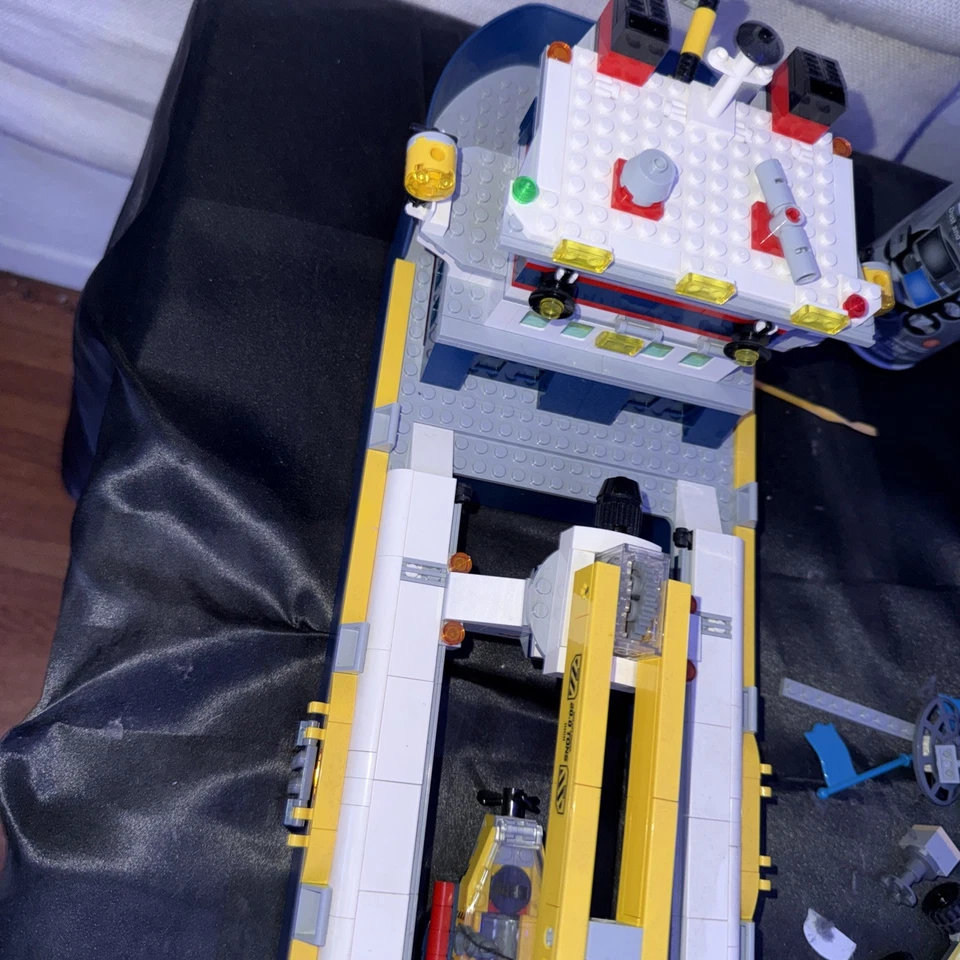 LEGO City: Ocean Exploration Ship (60266) - Image 2 of 4