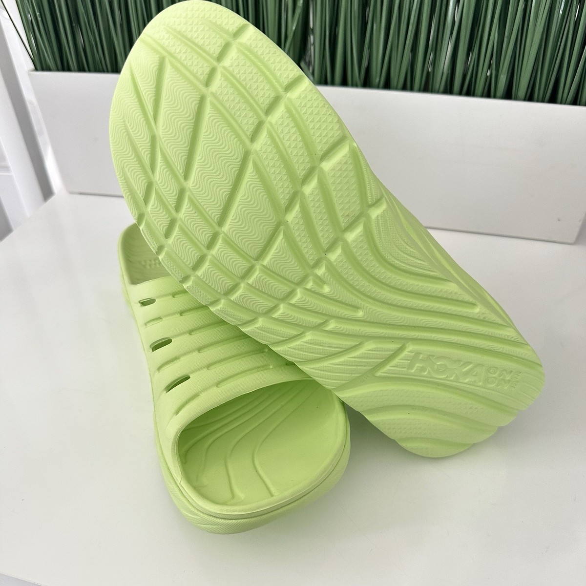 Hoka One One Ora Recovery Slide Green Slip On Sandals Mens  display picture 1