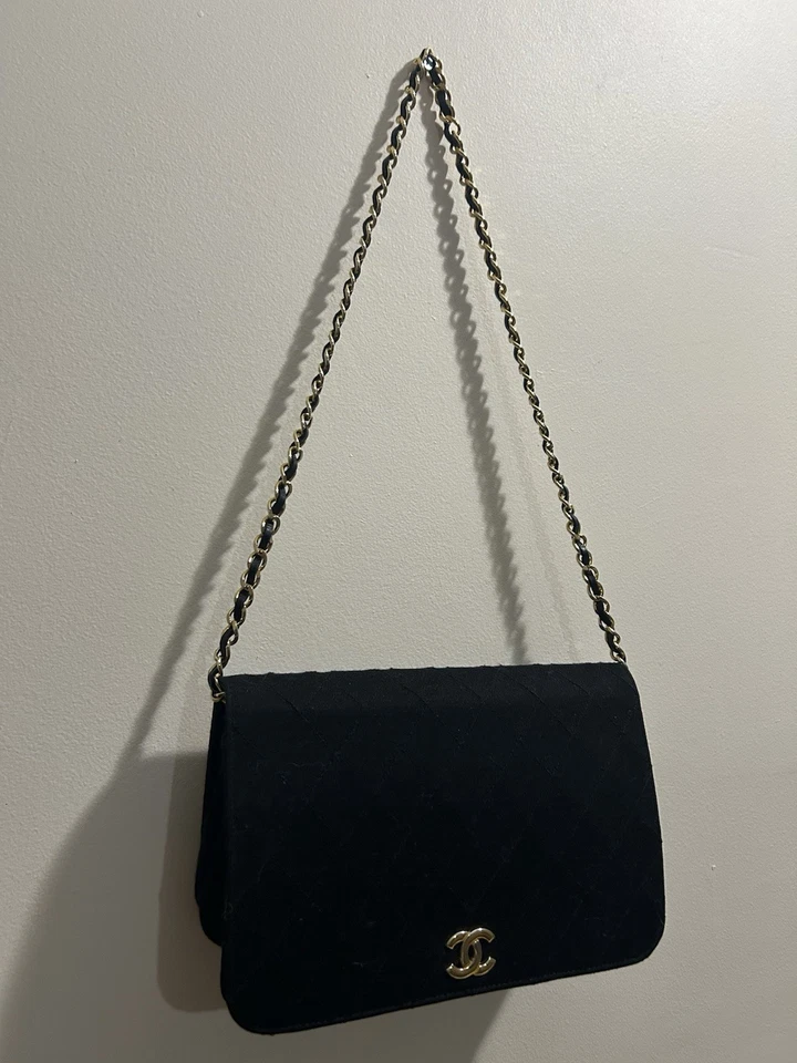 Auténtico Bolso de Hombro CHANEL Doble Solapa Matelasse Negro Algodón Jersey Herrajes Dorados Foto 2 de 4