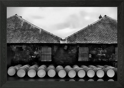 Alte gebrauchte Whiskyfässer am Bal gerahmtes Wandbild Poster Leinwanddruck Bild