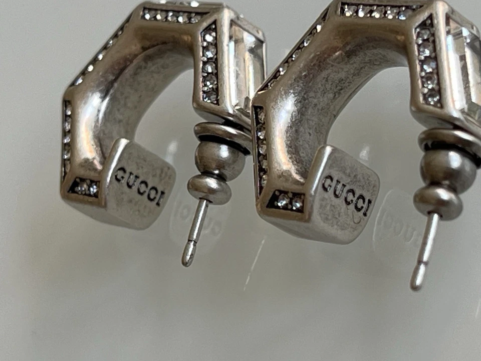 PENDIENTES GUCCI ARO GEOMÉTRICO G CON CIRCONITAS EN PLATA DE LEY Foto 3 de 4