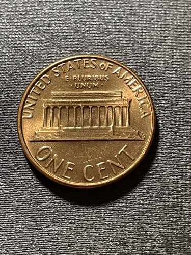 1982 1C Lincoln Memorial Cent Bronze Sm. Date Uncirculated Some carbon spotting - Picture 2 of 8