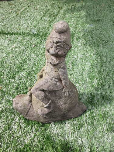 Antiguo gnomo de jardín - Imagen 2 de 9