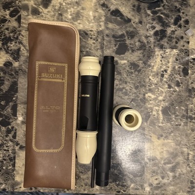SUZUKI THREE PIECE FLUTE CREAM/BLACK PLASTIC WITH CASE