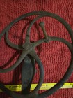 Antique Country Cast Iron Bobbin Spool Winder Hand Crank Table Clamp . — photo 4