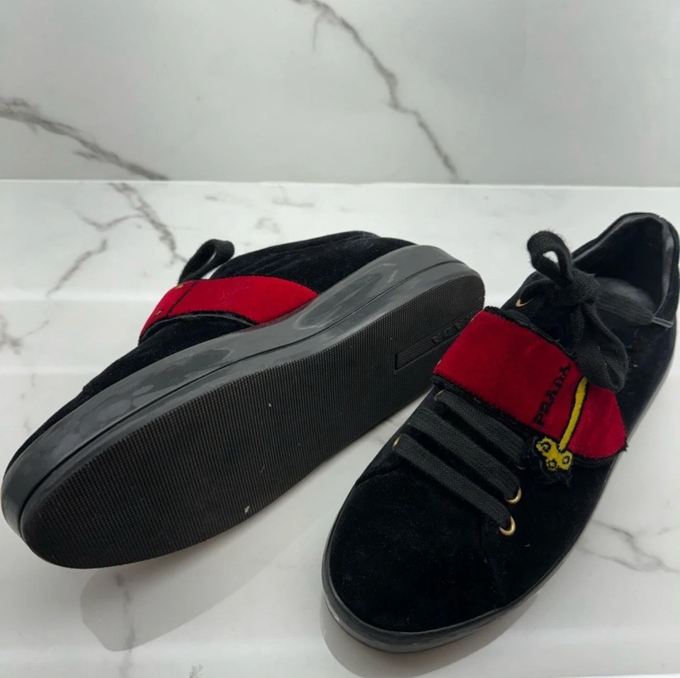 Auténticas zapatillas de terciopelo PRADA buen estado talla 36 EE. UU. talla 6 para mujer Foto 2 de 4