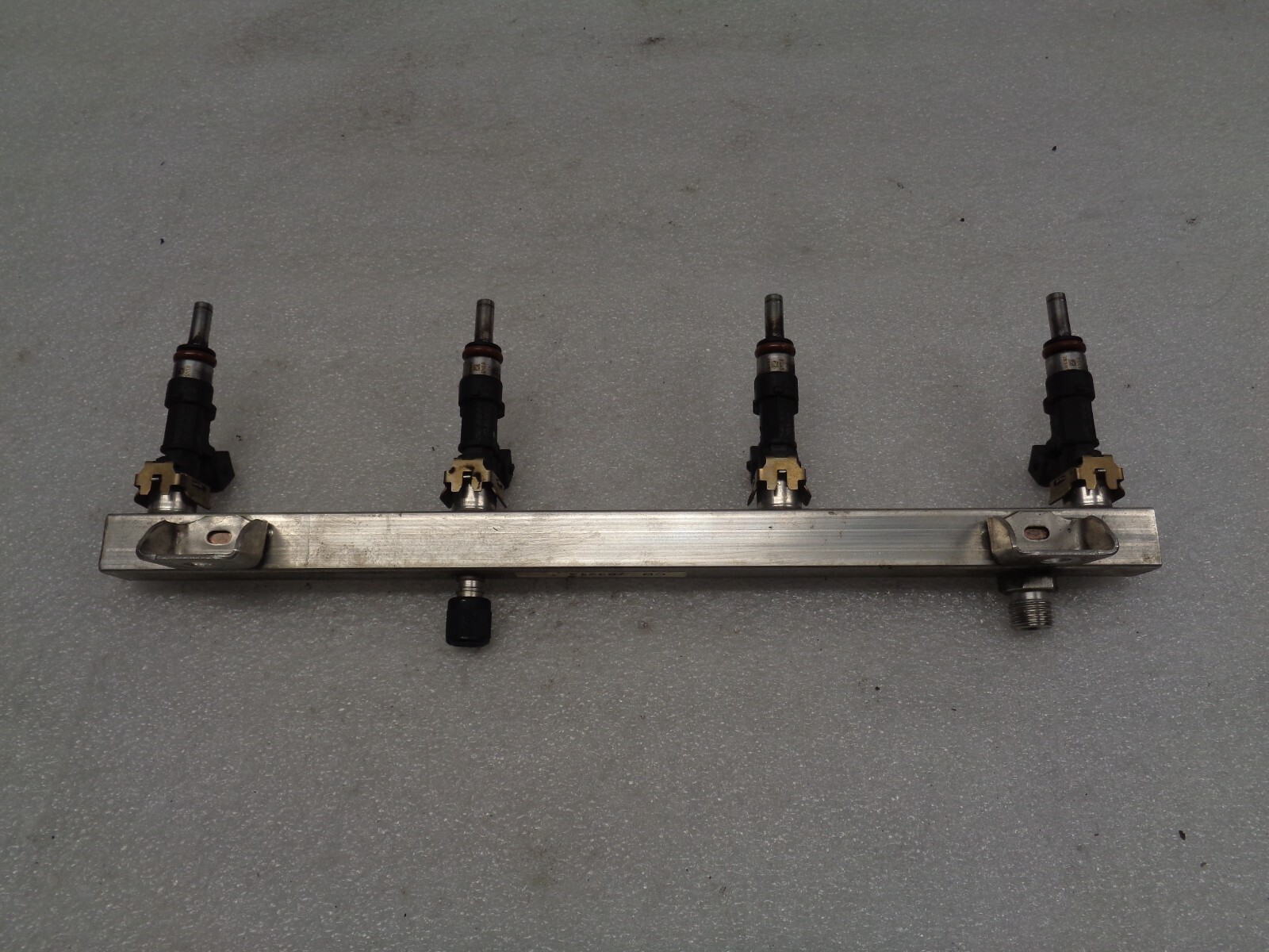 04-08 Maserati Quattroporte 4.2L Right Side Fuel Rail w/ Injector OEM AK2209291