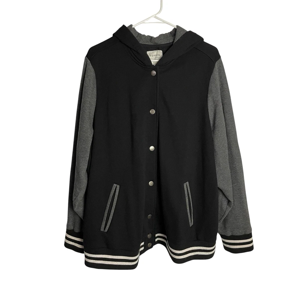 Chaqueta Universitaria Torrid Con Capucha Para Mujer 4/4X Negra Gris Vellón Frente a Presión Deportiva Foto 2 de 4