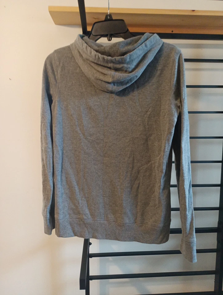 Sudadera con capucha gris manga larga con corazones Xhilaration para mujer talla mediana Foto 2 de 3
