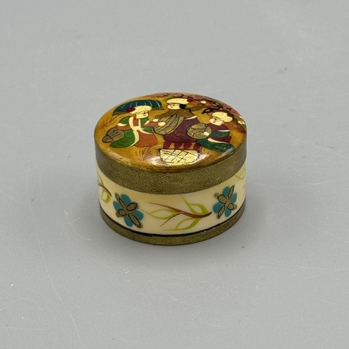 Caja de baratijas vintage pintada a mano redonda con tapa tres aldeanos caja de pastillas de tabaco - Imagen 9 de 12