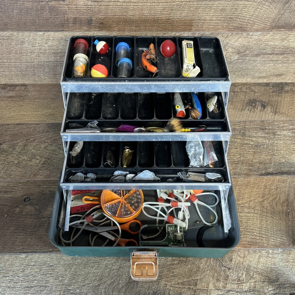 vintage tackle box mit ködern