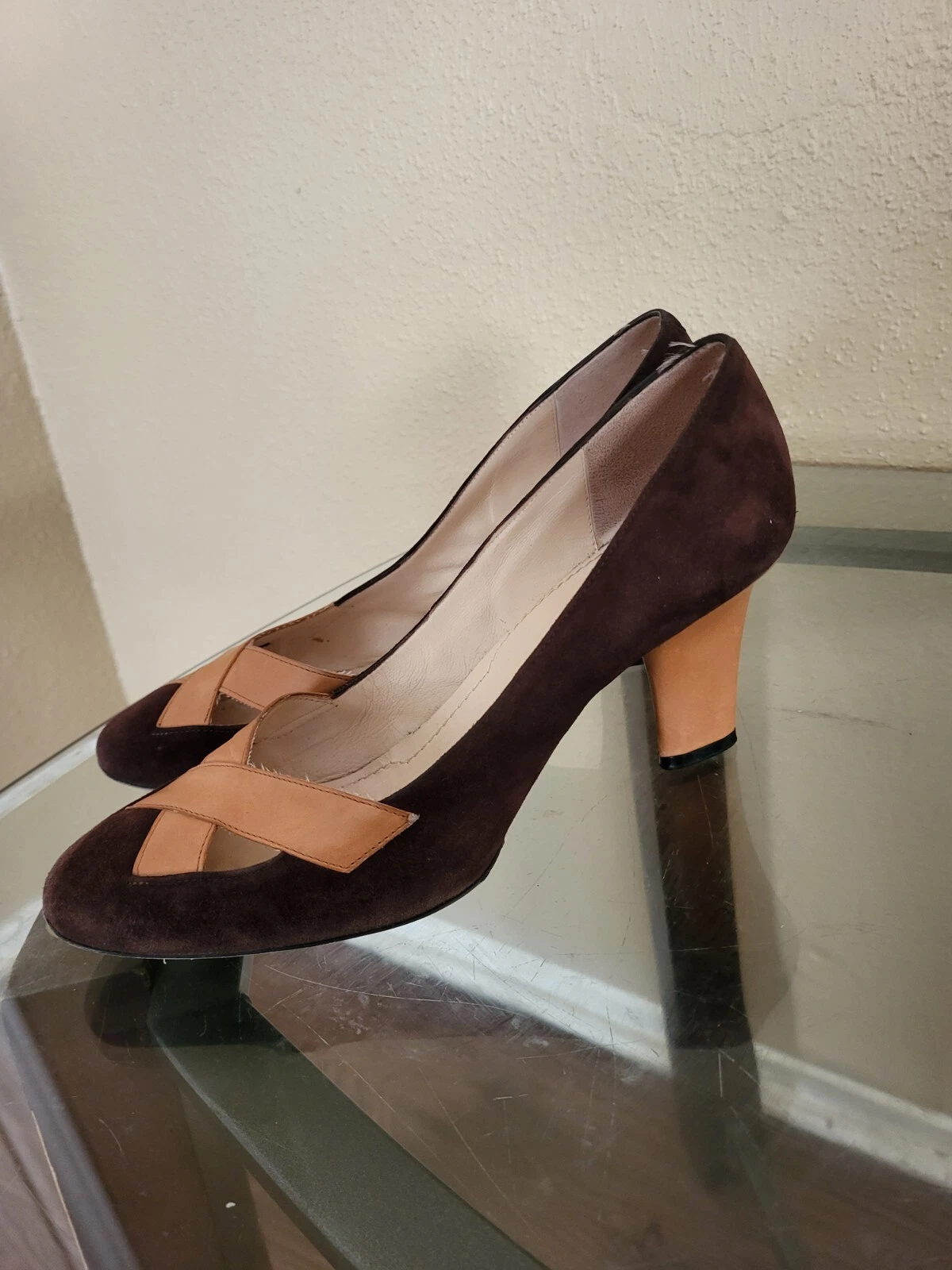 Scarpe Givenchy donna vintage marrone pelle scamosciata. Taglia 38 5 le condizioni sono molto buone.