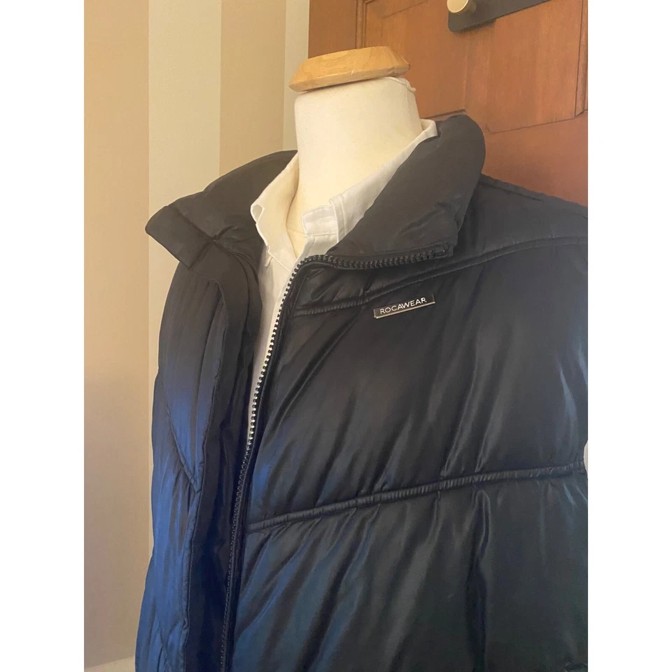 Chaleco acolchado ROCAWEAR para hombre 2XL XXL sin mangas negro cremallera completa ropa de calle hip hop Foto 2 de 4