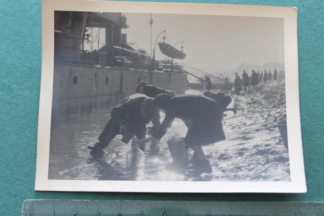 Bild 1 - Foto Photo Weltkrieg Y WW2 WK2 Kriegsmarine Schiff Wasser holen Warschau Polen