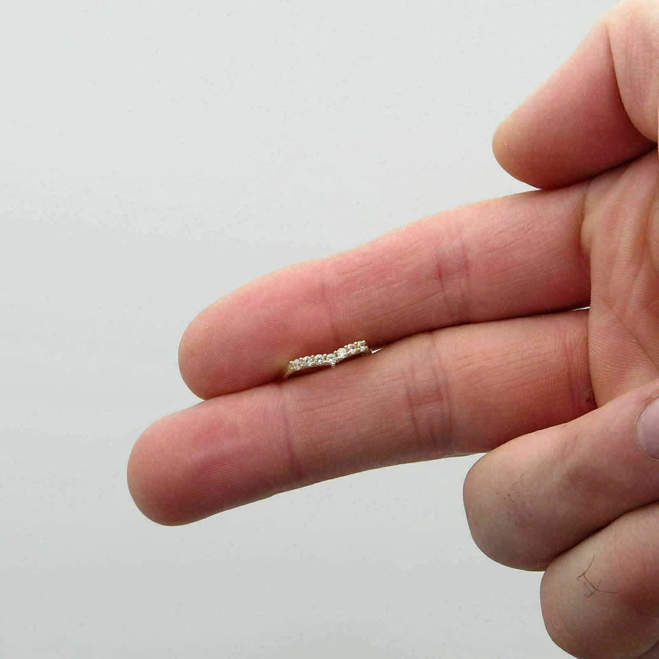 Anillo de punta curva en forma de V enchapado en oro amarillo de 14 quilates diamante simulado corte redondo de 0,2 quilates Foto 4 de 4