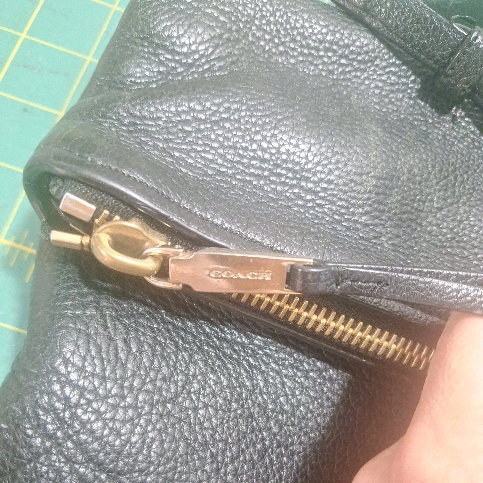 Borsa a tracolla Coach Urbane in pelle nera con ciottoli borsa pieghevole taglia media zip