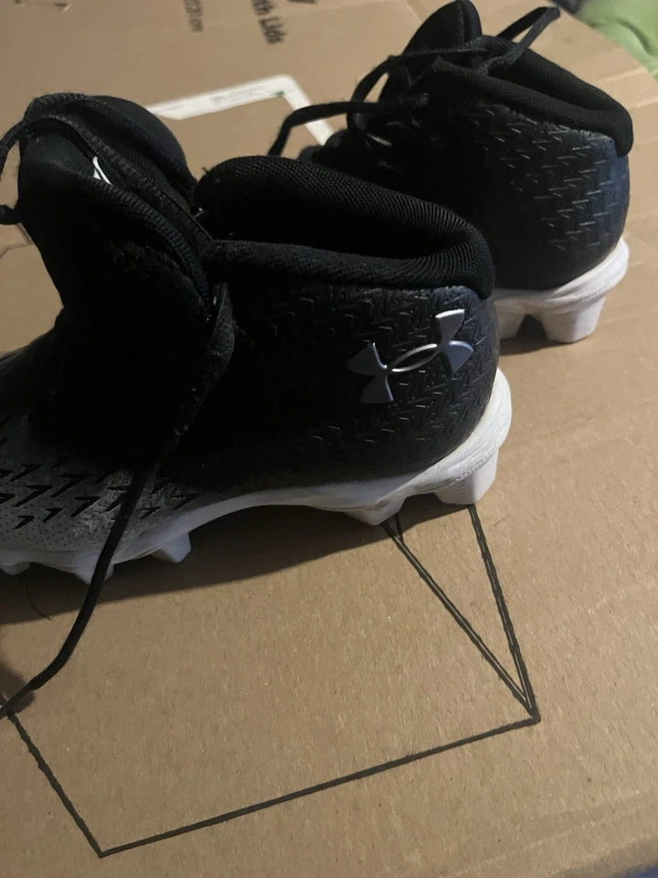 UNDER ARMOUR BOYS HIGH TOP SIZE 2Y BLACK/WHITE  CLEATS - Image 3 of 4