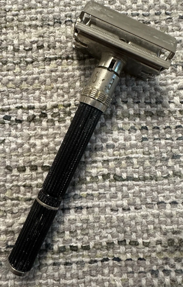 Maquinilla de afeitar de seguridad Gillette Black Beauty ajustable de colección con estuche cepillo y hojas cromadas Foto 2 de 4