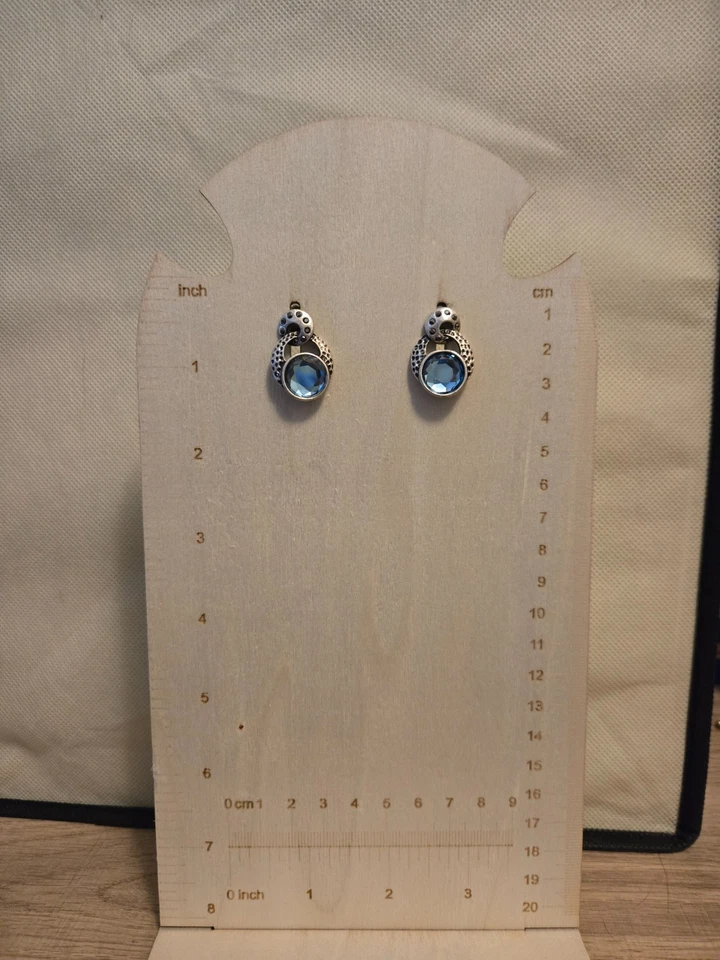Pendientes redondos de piedra azul claro Calliegh colección Lia Sophia Kiam Foto 4 de 4