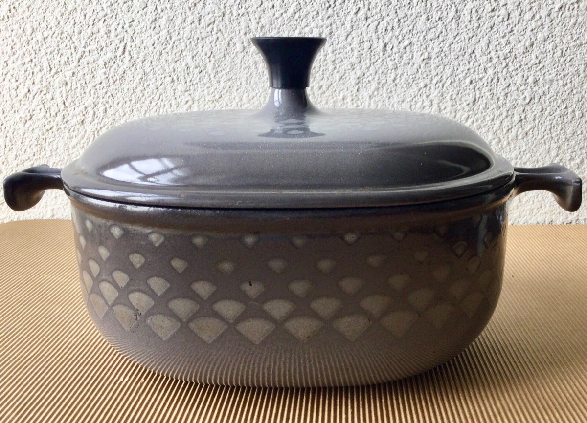 Le Creuset Cocotte et plat en Fonte émaillée marron , Enzo Mari La Mama , numéro 25 - France