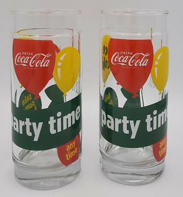 Zwei Coca Cola Gläser ice cold take some home herausstehende Flasche Sammeln