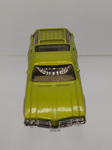 Matchbox 2010 Oldsmobile '71 Vista Cruiser Station Wagon Green W/ Dogs 1:64... - Picture 8 of 10
