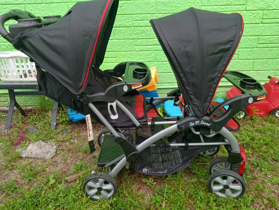 Dos juegos de cochecito de bebé negro y rojo de baby trend Foto 4 de 4