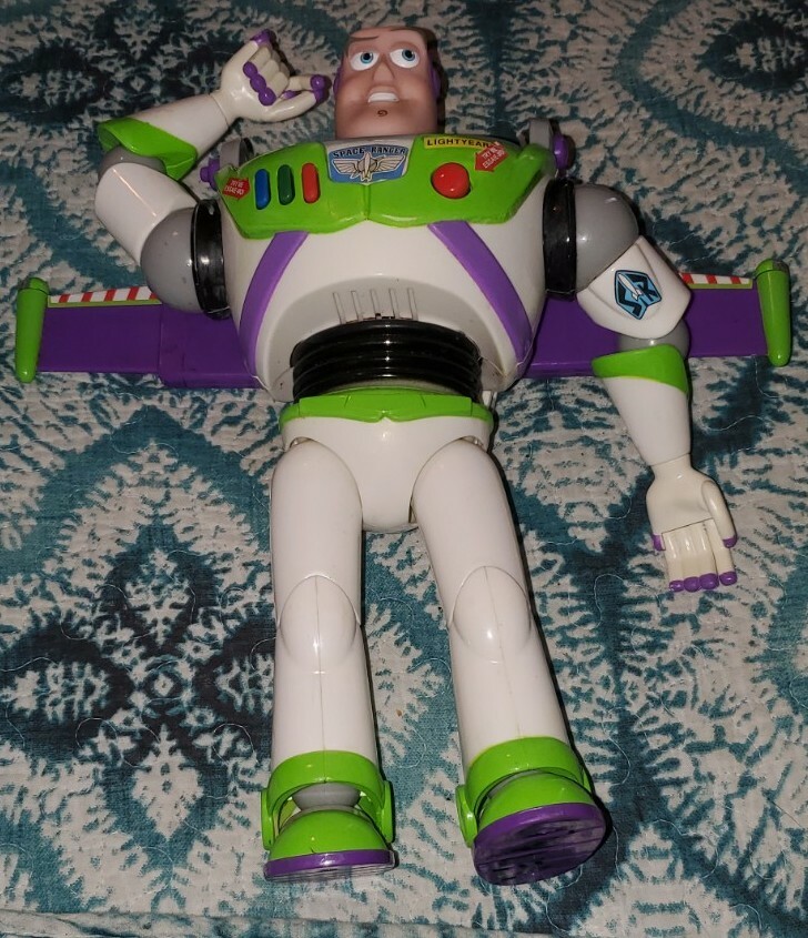 Mattel Toy Story Buzz Lightyear Action Figure 18 Cm - Personaggio Articolato Con Accessori